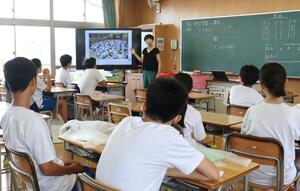 1日かけて防災について学んだ第二中学校の生徒たち=7月19日、柏崎市比角1