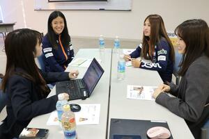 女性たちが互いの仕事や趣味について語った交流会=聖籠町東港5