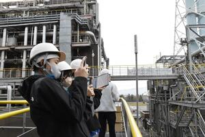 東北電力東新潟火力発電所を訪問した聖籠中生徒＝聖籠町東港１