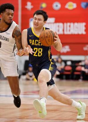 ペーサーズの一員としてペリカンズ戦でプレーする富永=ラスベガス(NBAE・ゲッティ=共同)