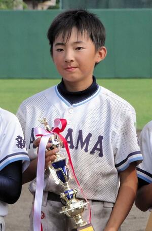 小学時代にトロフィーを手にする荘司=2012年(両親提供)