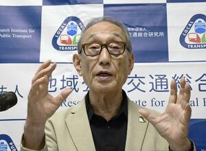 記者会見する地域公共交通総合研究所の小嶋光信代表理事=岡山市