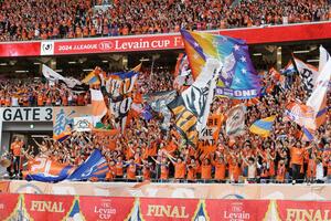 ルヴァン・カップ決勝で声援を送るアルビレックス新潟のサポーター=10月2日、東京・国立競技場