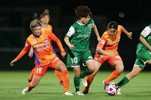 日テレ東京V-新潟L 球際で競り合うMF石田千尋(左)、DF白沢百合恵(右)=味の素フィールド西が丘(WEリーグ提供)