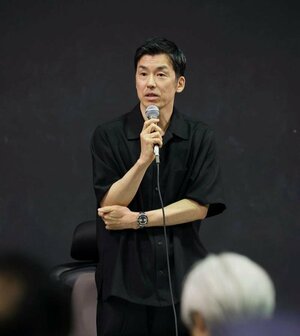金森穣芸術総監督が市民らに退任意向表明の経緯などについて語った説明会=新潟市中央区のりゅーとぴあ