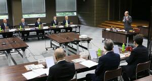 地域未来戦略について意見を交わした県の有識者会議＝２１日、県庁