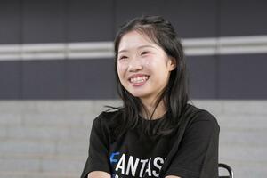 取材に応じるフィギュアスケート女子の中井亜美=28日、千葉市