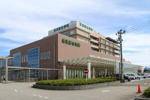 10月1日から一部の病棟を休止する佐渡総合病院=19日、佐渡市千種