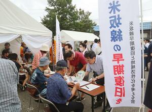 昨年初めて開催された「米坂線復活絆まつり」=山形県小国町