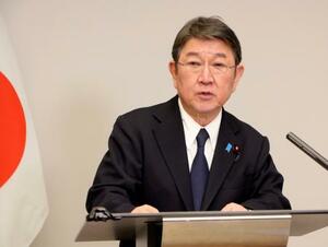 　Ｇ７外相会合を終え、取材に応じる茂木外相＝２７日、パリ（共同）