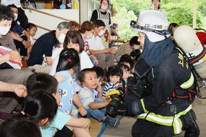 東頸消防署員の話を聞く大島保育園の園児たち=上越市大島区