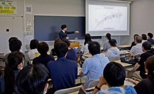 千葉工業大で行われた工学部「宇宙・半導体工学科」の説明会=6月、千葉県習志野市