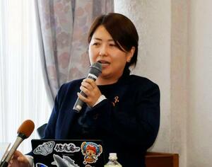 　性被害に悩む子どもの現状について話す産婦人科医の伊藤加奈子さん＝２０日午前、愛知県蒲郡市