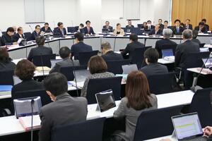 次期総合計画などについての質疑が行われた長岡市議会の産業市民委員会=12日、長岡市大手通1