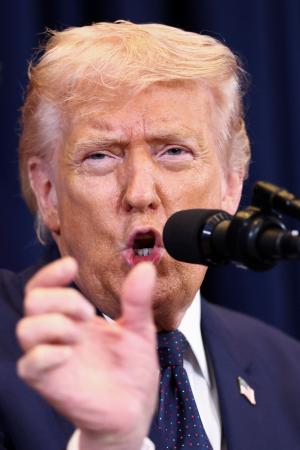 　９日、米フロリダ州で記者会見するトランプ大統領（ロイター＝共同）