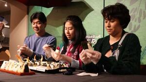 　おにぎり作りを体験するイベントに参加した田渕大さん（左）ら英国の俳優＝１３日、ロンドン（共同）