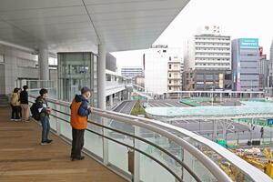 利用が始まったＪＲ新潟駅万代広場のペデストリアンデッキ＝１日、新潟市中央区