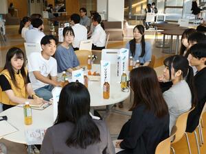 新潟大の学生と若手社会人が交流した「にいがたCafe」=3日、新潟市西区