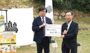 前田利家が構えた拠点「陣」跡の発掘調査について解説する、名古屋市立大の千田嘉博教授(右)=4日午後、佐賀県唐津市