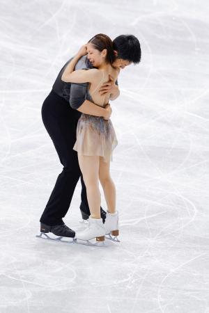ペア・フリーの演技を終え、抱き合う三浦璃来(手前)、木原龍一組=ミラノ(共同)