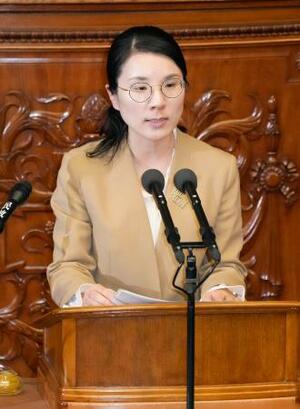 衆院本会議で代表質問する堀川朗子氏(共産党)