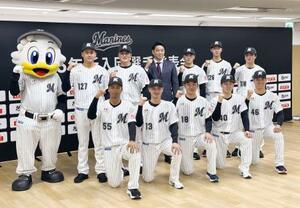 ロッテの新入団記者会見で記念写真に納まる(前列左から)桜井ユウヤ内野手、毛利海大投手、石垣元気投手、奥村頼人投手、冨士隼斗投手。(後列左から)高橋快秀投手、田中大聖投手、サブロー監督、岡村了樹捕手、中山優人投手、杉山諒外野手=11日、東京都新宿区