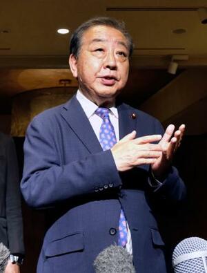 岡山市で取材に応じる立憲民主党の野田代表=28日午後