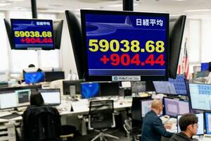 　上げ幅が一時９００円を超え、節目の５万９０００円を回復した日経平均株価を示すモニター＝１６日午前、東京都港区の外為どっとコム