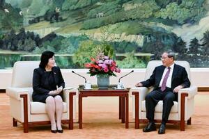 　会談する北朝鮮の崔善姫外相（左）と中国の李強首相＝２９日、北京の人民大会堂（新華社＝共同）