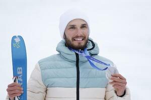 山岳スキー男子スプリントで銀メダルを獲得したAINのニキータ・フィリポフ=19日、イタリア・ボルミオ(共同)