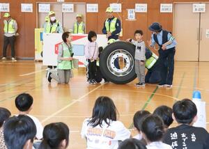 小学生が車両の死角や内輪差について学んだ交通安全教室=柏崎市学校町1