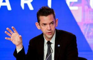 　米フロリダ州のケネディ宇宙センターで記者会見したＮＡＳＡのアイザックマン長官＝２７日（ロイター＝共同）