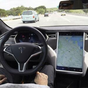 自動運転モードのテスラ「モデルS」の車内=2016年、米サンフランシスコ(ロイター=共同)