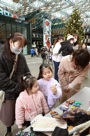親子連れや若者らが買い物を楽しんだクリスマスマーケット=21日、長岡市大手通1