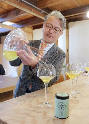 ワイングラスで味わう粕雪煎茶。お茶フェスのワークショップで紹介する=長岡市宮内2の「chahho。」