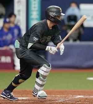 4回オリックス2死満塁、西川が右前に2点打を放つ=京セラドーム