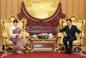 　初の海外公式訪問先となるラオスで、トンルン国家主席（右）を表敬訪問された愛子さま＝１８日、ビエンチャン（代表撮影・共同）