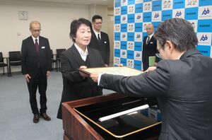 交通事故や違反が少ない事業所が対象の「プラチナ賞」の表彰式=県警本部