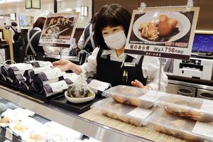 総菜を販売する加島屋のCoCoLo新潟店=新潟市中央区