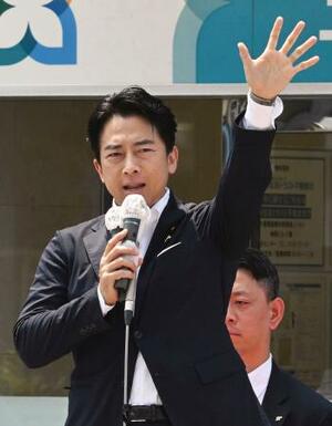 街頭演説で支持を訴える自民党の小泉農相=9日午前、千葉県船橋市