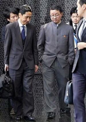 　日本外務省の金井正彰アジア大洋州局長（左）と並んで歩く中国外務省の劉勁松アジア局長＝２０２５年１１月、北京（共同）