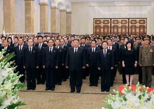 北朝鮮の初代最高指導者、金日成主席の死去から31年となり、平壌の錦ス山太陽宮殿を訪れた金正恩朝鮮労働党総書記(中央)と党幹部ら=8日(朝鮮中央通信=共同)
