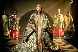 時広真吾さんの衣装で上演された河内大和演出、主演「リチャード二世」=5月、ルーマニア(撮影/BUN)