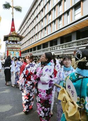 京都・祇園祭前祭の山鉾巡行を前に行われた鶏鉾の「曳き初め」。浴衣で参加する人たちの姿も見られた=12日午後、京都市下京区