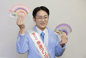 年末ジャンボ宝くじをPRする宝くじ幸運アンバサダーの柏木行雲さん=新潟市中央区万代3