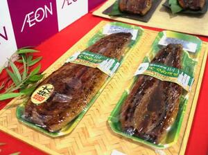 イオンリテールが販売するウナギのかば焼き=6月、東京都品川区