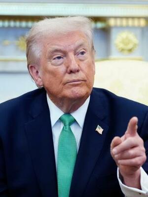 　米ホワイトハウスでのアイルランドの首相との会談で、記者団の質問に答えるトランプ米大統領＝１７日、ワシントン（ＡＰ＝共同）