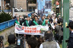 新潟水俣病第5次訴訟で入廷する原告ら=4月18日、新潟市中央区の新潟地方裁判所
