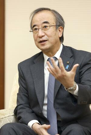 世界遺産登録に向けての今後の課題などを語る花角英世知事=県庁