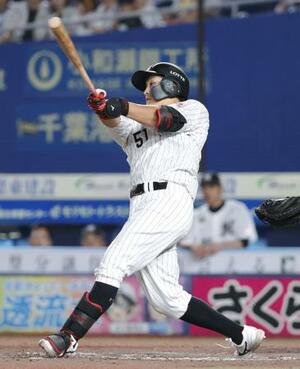 8回ロッテ無死一塁、山口が左越えに勝ち越し2ランを放つ=ZOZOマリン